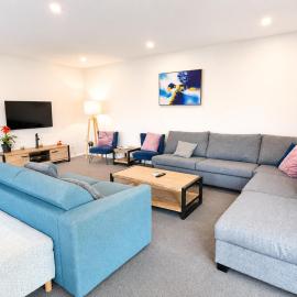 Room to spread out - fenced lawn, pets welcome - Weston Villa