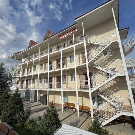 Intour, hotel in Cholponata