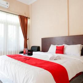 RedDoorz Plus near Stadion Wijaya Kusuma, khách sạn ở Cilacap