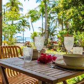 Bungalow Hibiscus, les pieds dans l'eau, hotel in Les Anses-dʼArlets