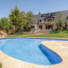 Stone Manor Pool Garden Garraf Near BCN, hotel u gradu Begues
