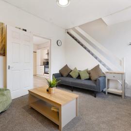 Cosy 2BR Home Sleeps 4 by Stay With Us