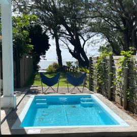 Sailaway Beach House - Roches Noires, hotel in Roches Noires