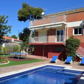 VILLA LAGEM, Casa con piscina, barbacoa, jardín, hotel en Cubelles