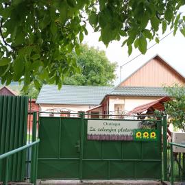 Chalupa Za zeleným plotom, hotel in Pača