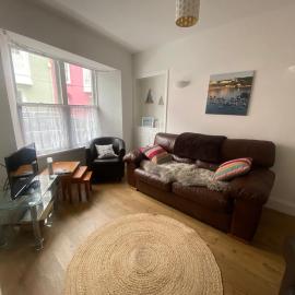 Central Spacious 3 Bed Cottage, Sleeps 5, hotel in Tenby