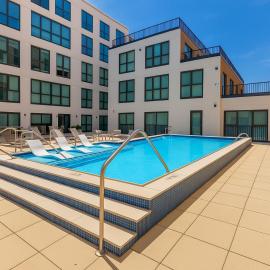 OTR King Bed Free On Site Parking Gym Pool Club Room