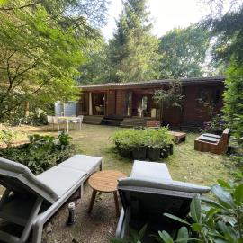 Fantastisch chalet met veel ruimte en fijne tuin, Hotel in Epe