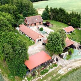 Siedlisko Żywe Kamienie, hotel a Naguszewo