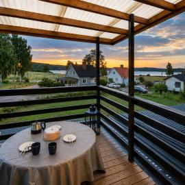 Lakeview Family Villa with Large Garden, hotel in Åmotfors