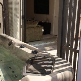 Stylish 3-Bed Glasgow Retreat, Private Hot Tub & Parking, hotel a High Blantyre
