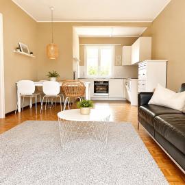 Apartment Stellina Ascona - Steps from Lido & Promenade - Balcony & Free Garage, hotel sa Ascona
