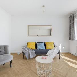 3-Bedroom House with Parking near Heathrow & Elizabeth Line Station, hotel u gradu 'Hayes'