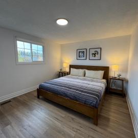 North Barrie !C Cozy and Spacious Private Bedroom with Shared Bathroom