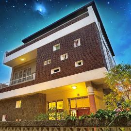 朗香洋房 台南安平民宿2-12人包棟 – hotel w mieście Tainan