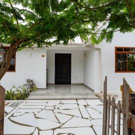 Eden Bay Bungalow: Bwejuu şehrinde bir otel