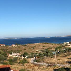 Near the sea 4-bedroom villa with amazing view in Athens Riviera, hotel in Kalívia Thorikoú