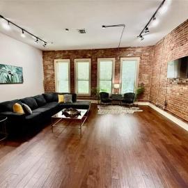 The Safari Unit 2 Downtown Loft Sleeps 4