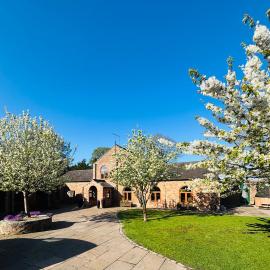 Courtyard House- Luxury Holiday House with floodlit Tennis court, hotel a Northallerton