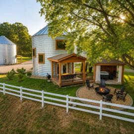Silo Stay with Pasture Views & Covered Hot Tub, hotel a Chattanooga