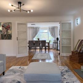 Modern 4BR House in Windsor, Parking and Garden, Hotel in Dorney