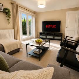 Luxury 4 Bed Townhouse, Sleeps 8 and Parking, hotel Addlestone-ban