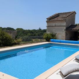 Grande chambre avec piscine, hotel v destinácii Villeneuve-sur-Vère