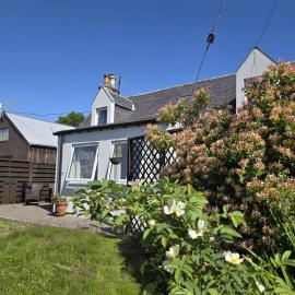 3BR Cottage with Garden, Free Parking for 6 Guests