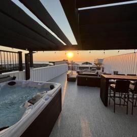 Beach Getaway North - Ocean View Sky Lounge, Hot Tub, Game Room