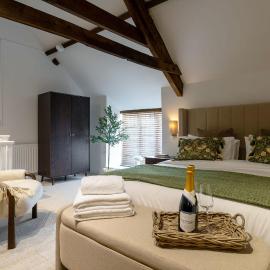 Old Coombe Cottage by Must Stay Again - super king bed, free parking, central Tetbury