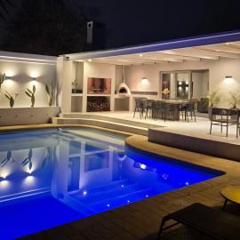Central Stellenbosch Home (4 bed, pool & inverter)، فندق في ستيلينبوش