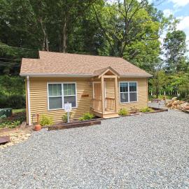 Shady Getaway Beautiful Modern near the Heart of Bryson City