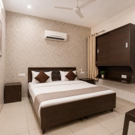 Hotel Devine Opp Jubilee Walk Mall & Near Gurdwara Sohana, hotel v destinaci Sohāna