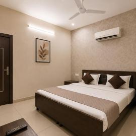 Hotel Devine Opp Jubilee Walk Mall & Near Gurdwara Sohana – hotel w mieście Sohāna