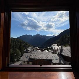 Comfortable home on the slopes, with a view and a ski room