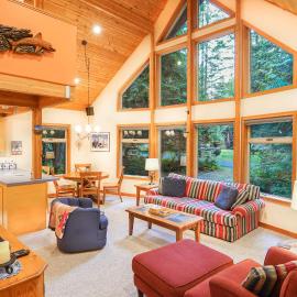 Nostalgic Mt Baker Cabin with King Bed in Snowline, hotel di Deming