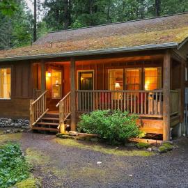 Twin Lakes Cabin، فندق في Glacier