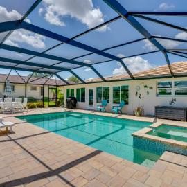 Canal-Front Home w/ Dock & Sunroom in Punta Gorda!, хотел в Пунта Горда