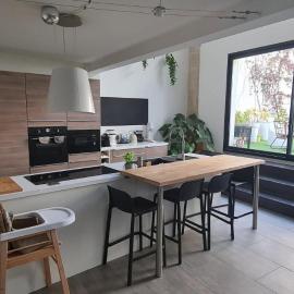 Maison Loft atypique - Jacuzzi clim et jardin, hotel in Saint-Jean-de-Védas