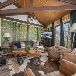 Cool Tree House with Hot tub FREE EV charging, מלון בביץ' מאונטיין