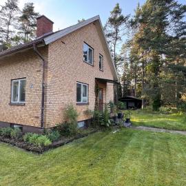 Swedish Villa 3bedroom 2living room &Traditional Timber Cabin Near Lakes and hiking, ξενοδοχείο σε Ljungsarp