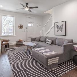 St. Louis Family Retreat w/ Crib, Pets & Parking, hotel sa Saint Louis