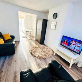 The Heath Haven- Morden 4 Bedroom House Near Station High Street, Free Parking WiFi, hotel in Goodmayes