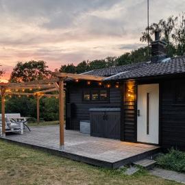Cozy Nordic Cottage with Large Garden & Fireplace