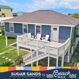 Cozy and charming getaway with deck, close to beach