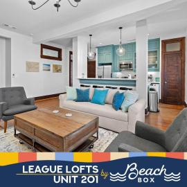 Historic loft in the heart of lively downtown Galveston and close to the Strand