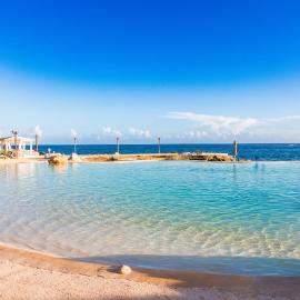 A pasos del mar, con piscinas infinitas, Wifi de alta velocidad