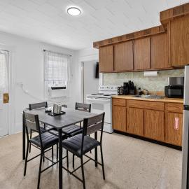 Charming 2-Bedroom, 1-Bath Getaway, hotel in Carbondale