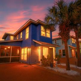 Salty Waves | Beach Cottage, Walk to Beach, Pool, Fenced Yard & Grill, hotel in Port Aransas