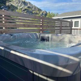 FlatRocks 2BR Stay Hot Tub & Partial Ocean View, hotel Flat Rock városában